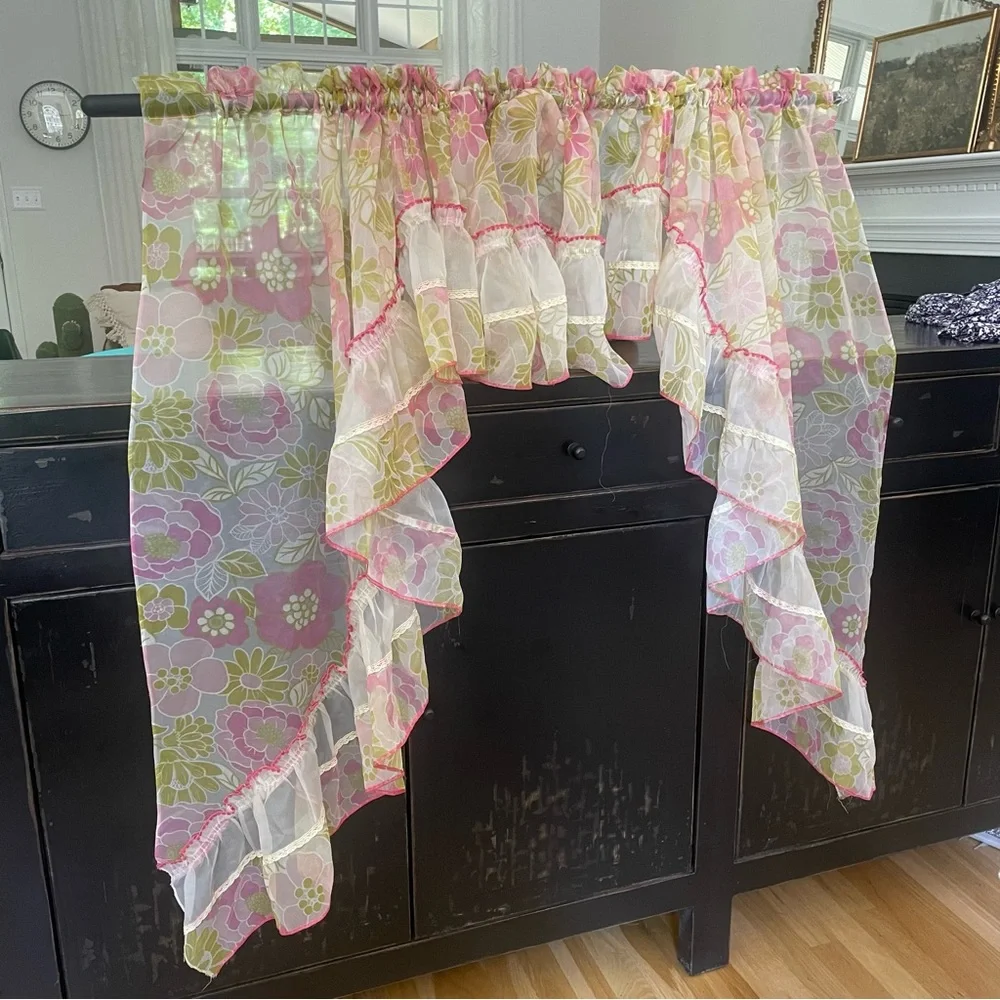 VINTAGE MID CENTURY SEMI SHEER  FLORAL VALANCE  41” L X 104” W X 16” L Middle